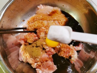 韭菜猪肉馅水饺,根据自己家人口味 放入盐调整味道