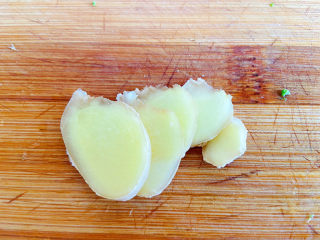 芦笋炒牛肉,姜可以切片也可以切丝。