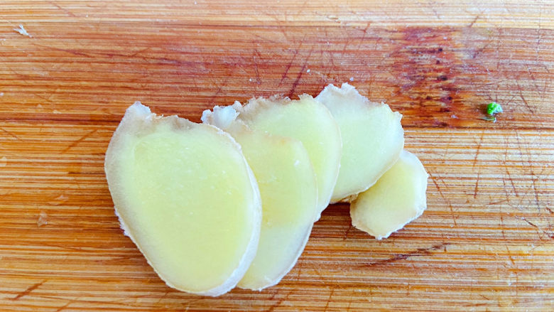 芦笋炒牛肉,姜可以切片也可以切丝。
