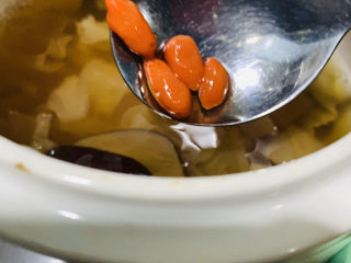 苹果银耳红枣汤,吃的时候加入泡开的枸杞，枸杞不要加进去煮，煮太久会有酸味；