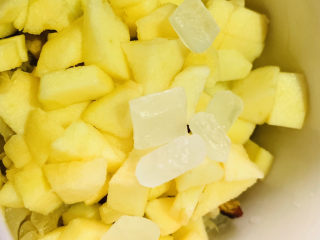 苹果银耳红枣汤,苹果红枣一起放入炖盅，加入冰糖，根据自己喜欢加，也可以不加；