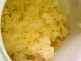 苹果银耳红枣汤,泡开的银耳，用清水再冲洗一遍，剪碎，放炖盅；