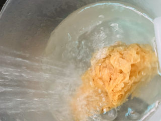 苹果银耳红枣汤,用水冲洗干净；