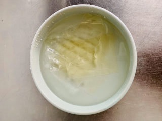 白玉丸子咖啡布丁,用冰水将吉利丁片进行充分的浸泡。