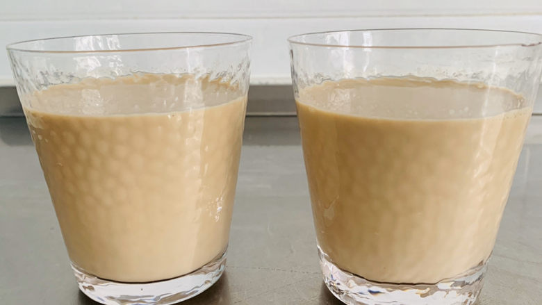 白玉丸子咖啡布丁,将咖啡牛奶布丁，导入你喜欢的器皿中冰箱冷藏2小时备用。