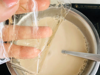 白玉丸子咖啡布丁,咖啡融化牛奶温热的时候将浸泡好的吉利丁片放入咖啡牛奶中，充分搅拌至吉利丁片融化。