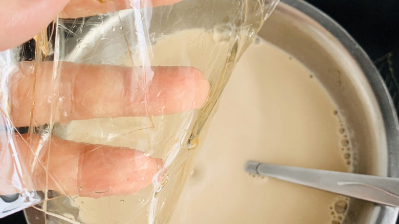 白玉丸子咖啡布丁,咖啡融化牛奶温热的时候将浸泡好的吉利丁片放入咖啡牛奶中，充分搅拌至吉利丁片融化。