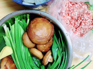 韭菜猪肉馅水饺,准备好食材。肥瘦肉馅、虾仁、香菇、韭菜苔、葱姜。