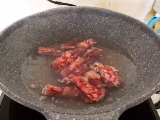 酸菜炖羊肉,锅里加入冷水，烧开后加入羊肉卷，焯水1分钟