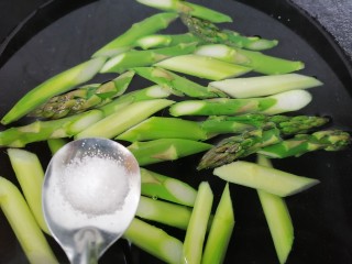 芦笋炒牛肉,加入少许盐可以使其更翠绿