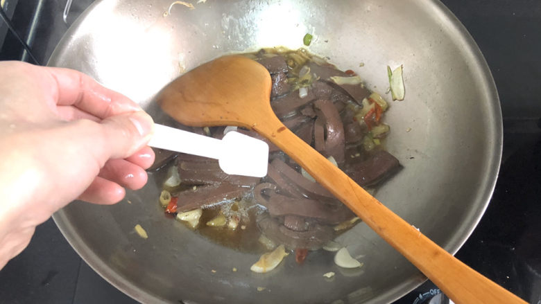 韭菜炒鸭血➕落红不是无情物,两汤匙热水，少许食盐