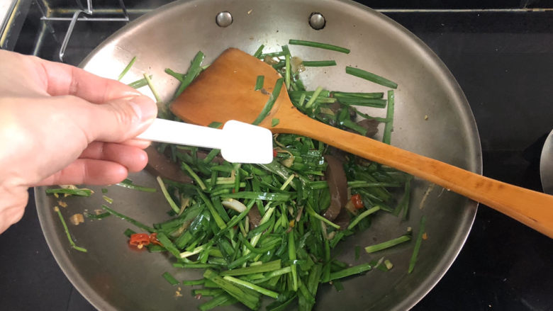 韭菜炒鸭血➕落红不是无情物,转小火或关火。尝下咸淡，根据个人口味添加少许食盐定味，翻炒均匀出锅。
