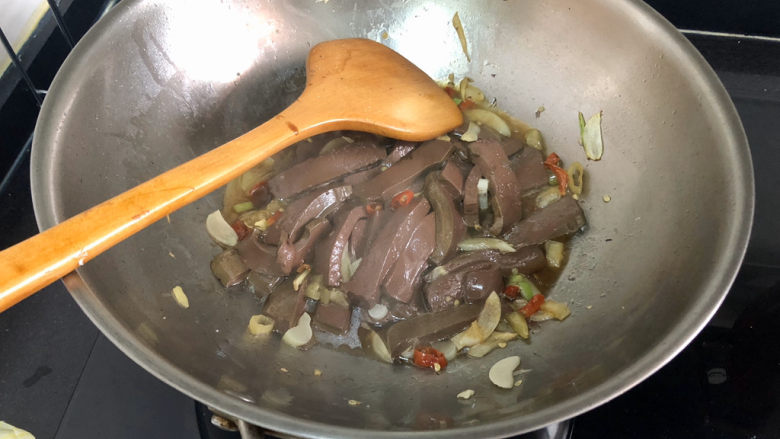 韭菜炒鸭血➕落红不是无情物,煮开后，中小火炖煮2分钟