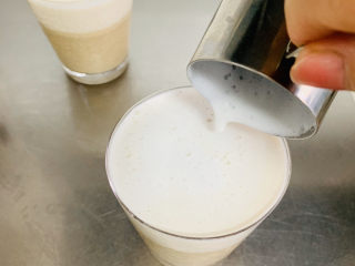 白玉丸子咖啡布丁,将打好的奶泡倒入布丁中。
