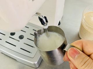 白玉丸子咖啡布丁,这一步也可以用淡奶油100克，用打蛋器打成奶泡。