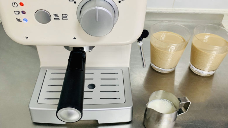 白玉丸子咖啡布丁,取100克牛奶用咖啡机打成细腻的泡沫。
