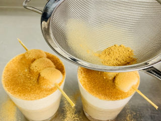 白玉丸子咖啡布丁,将小丸子串放在杯上均匀的撒上豆粉