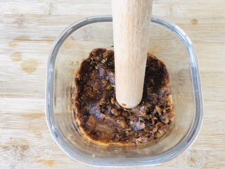 自制桂花红枣泥,用擀面杖把红枣肉捣成泥状。