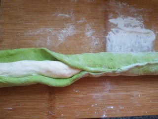 韭菜猪肉馅水饺,把绿色长条擀宽，然后包住白色长条