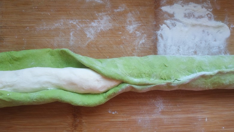 韭菜猪肉馅水饺,把绿色长条擀宽，然后包住白色长条