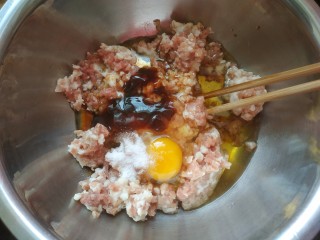 韭菜猪肉馅水饺,猪肉馅加入一个鸡蛋，一勺蚝油，两勺生抽，适量植物油，适量盐，朝着一个方向划圈儿搅拌