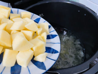 苹果银耳红枣汤,待银耳煮熟后放入苹果焖五分钟