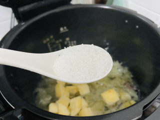 苹果银耳红枣汤,加入白糖，家里正好用完冰糖所以用白糖代替