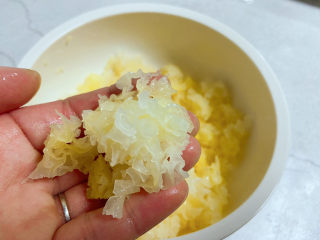 苹果银耳红枣汤,清洗干净再剪成小朵，剪的越小越容易出胶