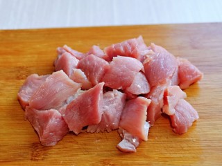 韭菜猪肉馅水饺,猪肉用温水冲洗干净，切小块。