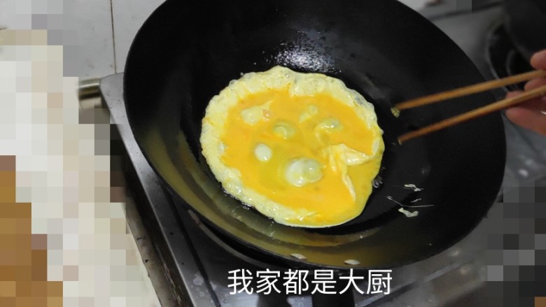 菠菜木耳炒鸡蛋,锅中倒入油，油热后放入鸡蛋