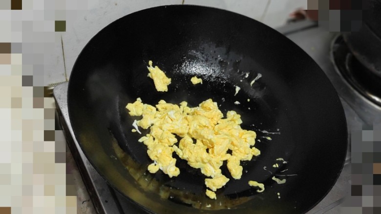 菠菜木耳炒鸡蛋,鸡蛋炒散后倒入碗里备用