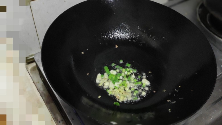 菠菜木耳炒鸡蛋,锅中倒入油，放葱姜蒜爆香