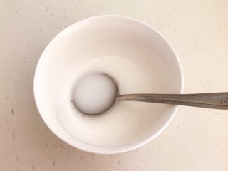 莴笋炒虾仁,把2克玉米淀粉放入碗里，加入1勺冷水调成水淀粉