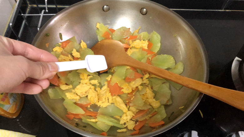 莴笋炒鸡蛋➕红树青山日欲斜,尝下咸淡，根据个人口味添加少许盐定味，翻炒均匀出锅