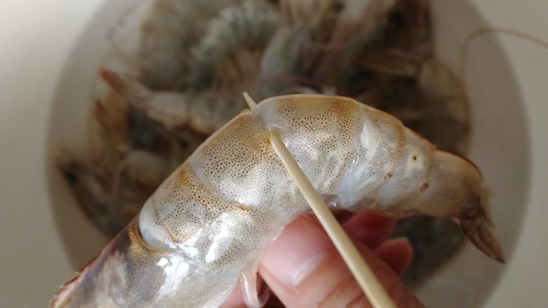 白灼虾,用牙签插入虾背第二节。
