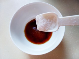 糖醋藕丁,一小勺盐调成汁。
