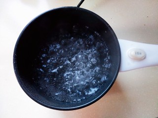 糖醋藕丁,锅里放入适量的水烧开。
