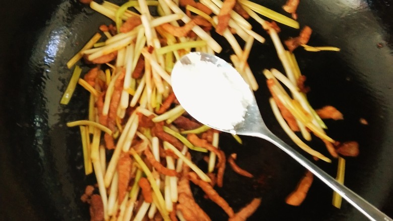 韭黄炒肉丝,放一勺盐，翻炒均匀，即可出锅。