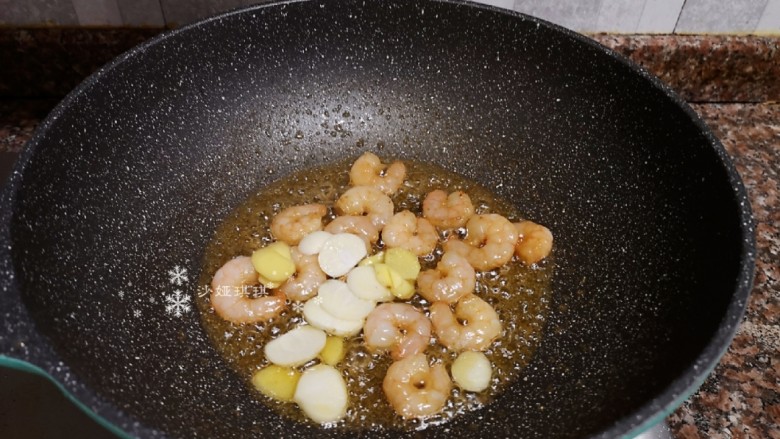 莴笋炒虾仁,放入生姜和大蒜片翻炒出香味。