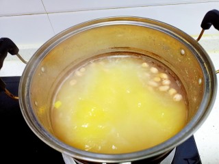 鸡肉、莴笋叶糊涂面条,锅中放入清水，放入花生粒，水开后一边搅拌一边放入玉米面