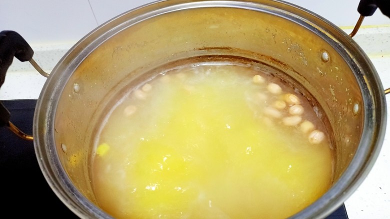 鸡肉、莴笋叶糊涂面条,锅中放入清水，放入花生粒，水开后一边搅拌一边放入玉米面