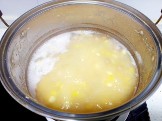 鸡肉、莴笋叶糊涂面条,中火煮五分钟后放入玉米粒