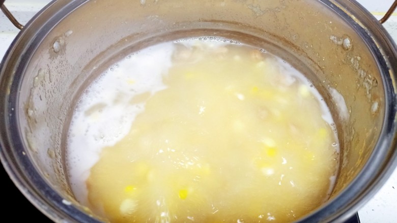 鸡肉、莴笋叶糊涂面条,中火煮五分钟后放入玉米粒