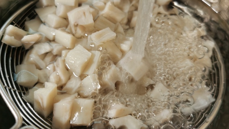 糖醋藕丁,焯水后的藕丁放入凉水中投凉。
