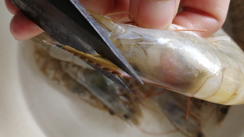 白灼虾,剪去虾枪和虾须。