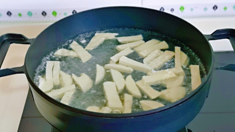 韭菜炒素鸡,素鸡焯水，锅中加入水烧开，下素鸡煮1分钟捞出淋干水分。