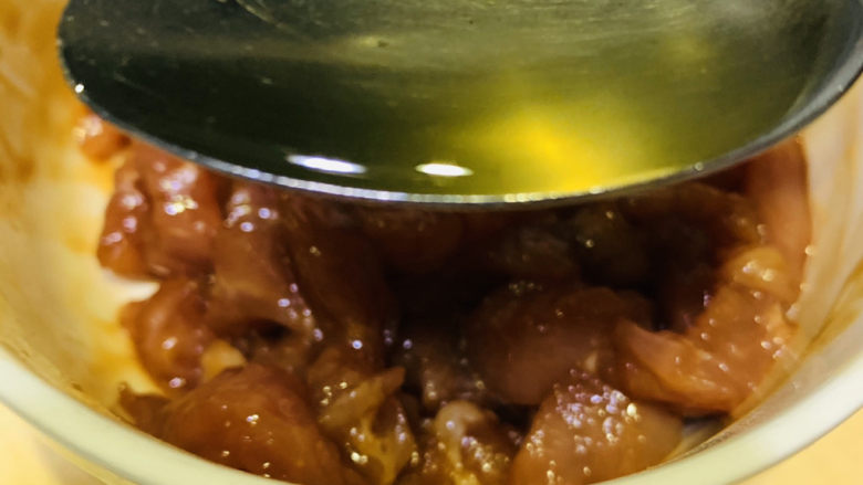 韭黄炒肉丝,加1勺食用油，搅拌均匀，腌制10分钟；