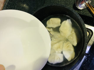 韭菜猪肉馅水饺,几一些清水，再浮起，再加清水，这样反复三次，水饺就熟了；