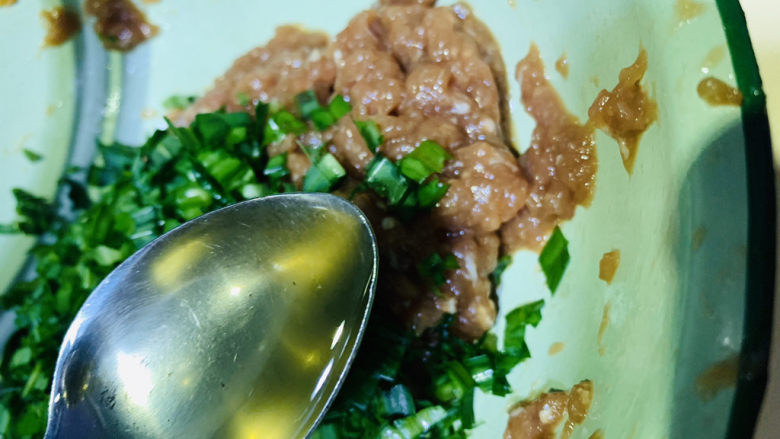 韭菜猪肉馅水饺,加1勺食用油，搅拌均匀，锁住水分，