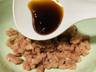 韭菜猪肉馅水饺,自己买里脊肉，用搅拌机搅拌成肉馅，加蚝油；